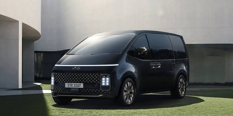 Hyundai Staria private van for family Umrah transfers